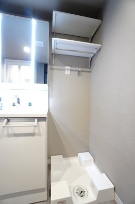 【独立洗面台】 | 【上質リノベ】大州ＣＯ－ＯＰマンション | 【パウダールーム】
嬉しい、タオル掛け付きの2段可動式のリネンラック。
しかも装着が楽なワンタッチ式の給水栓！
洗濯機置場はドラム式の洗濯機も入るサイズですが、
お手持ちのサイズが入るか要確認です！