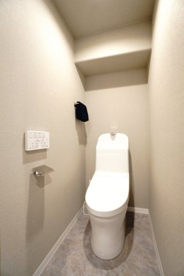 【トイレ】 | 【上質リノベ】大州ＣＯ－ＯＰマンション | 【レストルーム】
TOTO社製！きれいをまもるせいけつトイレ！
お掃除はサッとひとふきで完了！
少ない水で、汚れをしっかり洗い流します。
手洗い機能付きなので、もしもの時も慌てない！