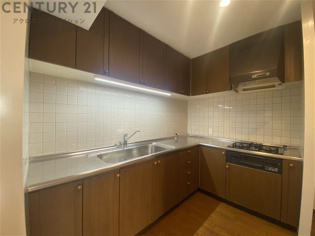 ３口ガスコンロ付で機能的なキッチンです。