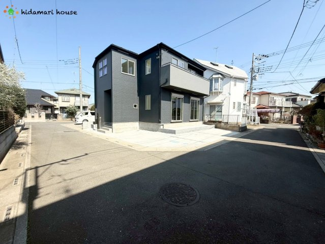 上尾市小泉14期　新築戸建　グラファーレ01の前面道路含む現地写真