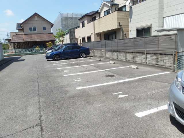 メゾンラフォーレの駐車場
