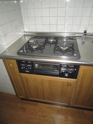 ライオンズマンション明石東二見第２の設備|３口ガスコンロ　※前回募集時／２０２４年５月の写真