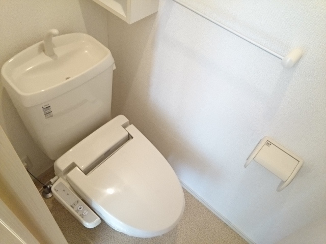 温水洗浄便座機能付きトイレです