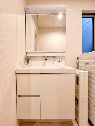 練馬区大泉学園町4丁目の独立洗面台|使いやすい三面鏡の洗面台
鏡裏やベースキャビネットなど収納スペースもしっかり設けているので水回りをキレイにお使いいただけます