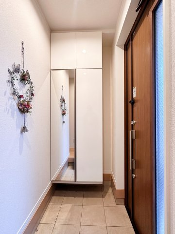 練馬区大泉学園町4丁目の玄関|ミラー付きトール型下足入れ
お出かけ前の身だしなみチェック出来ます