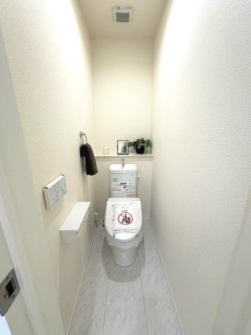 【トイレ】 | 福岡市中央区笹丘2丁目1期　1号棟（全5棟）【仲介手数料無料・0円】 | 現地写真。1階のトイレです。