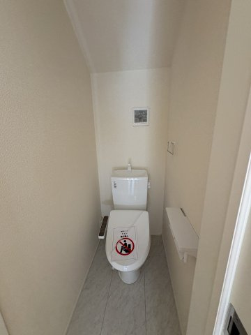 【トイレ】 | 福岡市中央区笹丘2丁目1期　1号棟（全5棟）【仲介手数料無料・0円】 | 現地写真。2階にもトイレです。