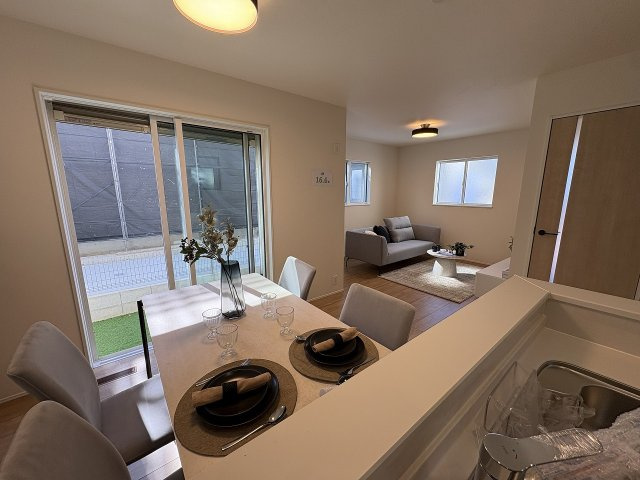 【居間・リビング】 | 福岡市中央区笹丘2丁目1期　1号棟（全5棟）【仲介手数料無料・0円】 | 現地写真。