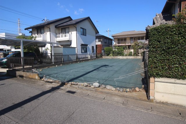 小山市駅南町6丁目の外観|現地を南東側から引きで撮影（2025年10月撮影）