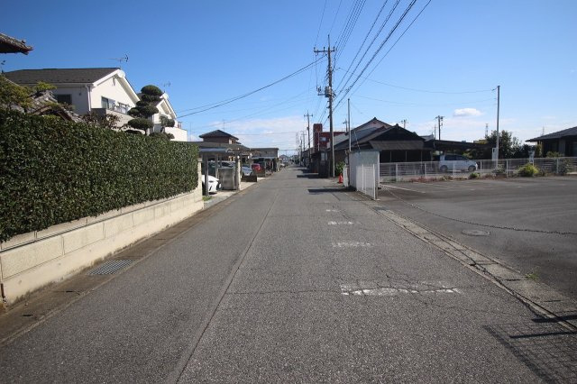 小山市駅南町6丁目の前面道路含む現地写真|現地の南側接道を西側から撮影（2025年10月撮影）