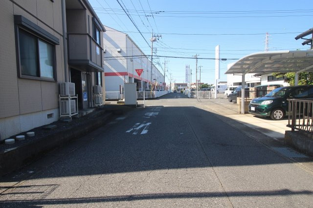 小山市駅南町6丁目の前面道路含む現地写真|現地の南側接道を東側から撮影（2025年10月撮影）
