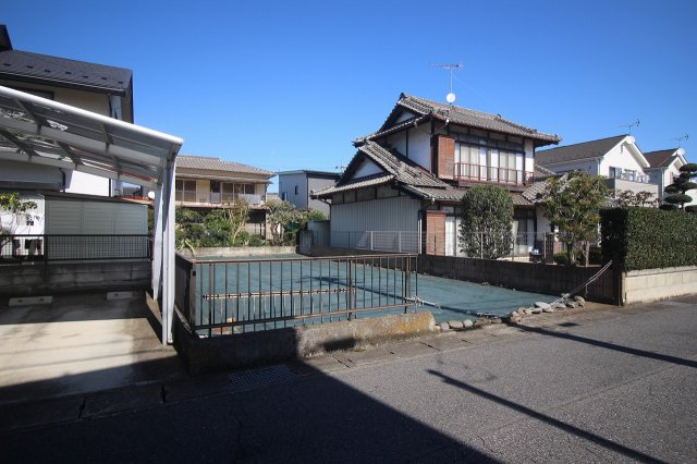 小山市駅南町6丁目の外観|現地を南西側から引きで撮影（2025年10月撮影）