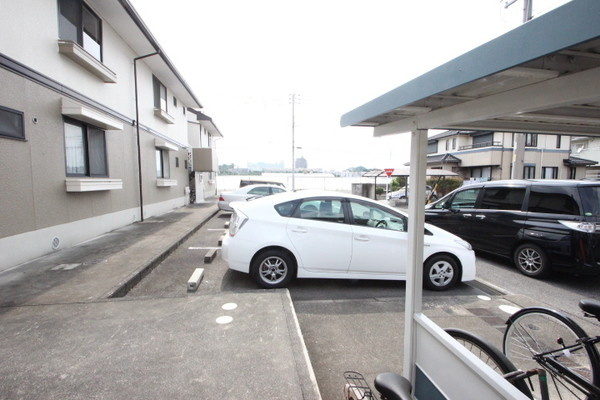 メゾンイマージュの駐車場