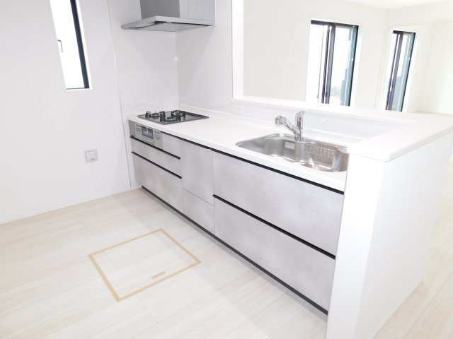 名古屋市中川区下之一色町字松蔭７丁目の新築一戸建のキッチン|◇キッチン◇　　人気の対面式・人造大理石カウンター・浄水器付ハンドシャワー・静音仕様シンク・Sｉセンサーコンロ（３口）・スローインクローズレール・薄型換気扇・前面コンセント完備・床下収納庫 　