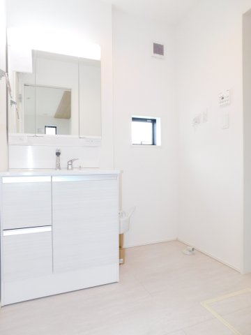 名古屋市中川区下之一色町字松蔭７丁目の新築一戸建の独立洗面台|◇洗面室◇　　三面鏡シャワードレッサー・くもり止め仕様