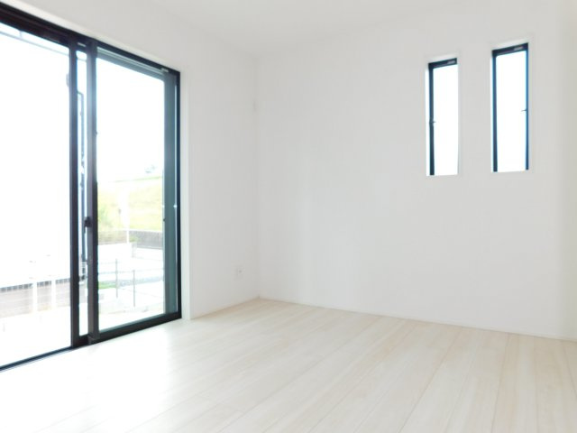 名古屋市中川区下之一色町字松蔭７丁目の新築一戸建の洋室|◇１階洋室◇　　南面で明るい洋室４．５帖　お子様の遊び場やお昼寝スペースとしても利用できます♪　全居室収納完備♪