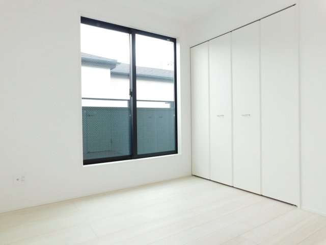 名古屋市中川区下之一色町字松蔭７丁目の新築一戸建の洋室|◇２階洋室◇　　南面の明るい洋室５．２５帖　全居室収納完備♪　バルコニー利用可！