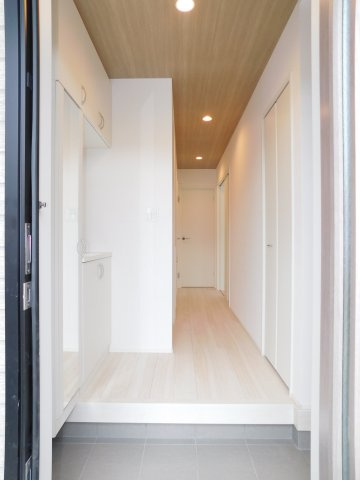 名古屋市中川区下之一色町字松蔭７丁目の新築一戸建の玄関|◇玄関◇　　家族の履物がしっかり収納できるミラー付きシューズ収納！　玄関にはベビーカーやアウトドア用品が置けるシューズインクローク完備！