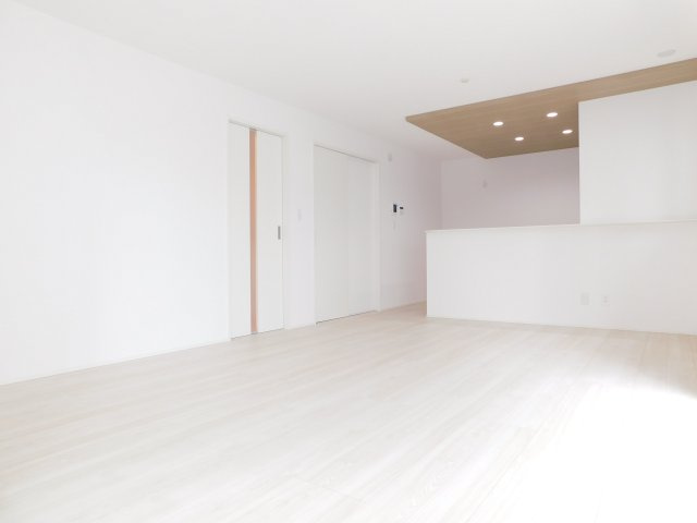 名古屋市中川区下之一色町字松蔭７丁目の新築一戸建の居間・リビング|◇リビング◇　　南面で明るいリビング１６．０帖　折下天井のオシャレなキッチン♪　