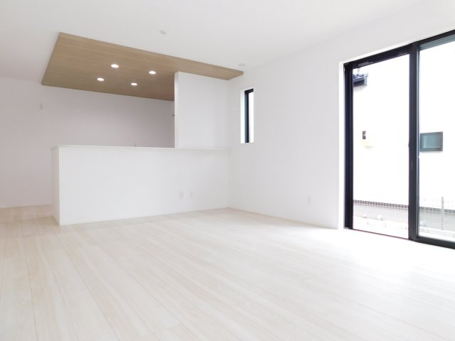 名古屋市中川区下之一色町字松蔭７丁目の新築一戸建の居間・リビング|◇リビング◇　　南面で明るいリビング１６．０帖　リビングや庭の様子が見える子育てに嬉しい対面キッチン♪　　