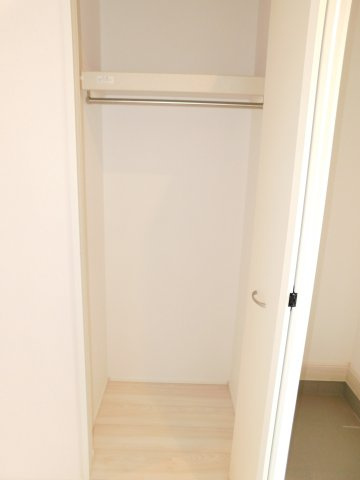 名古屋市中川区下之一色町字松蔭７丁目の新築一戸建の収納|◇ファミリークローゼット◇　　玄関横で、上着や帽子などのお出かけに必要なアイテムが一箇所にまとめられて便利です♪