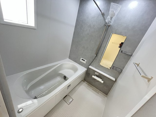 【浴室】 | 福岡市中央区笹丘2丁目1期　2号棟（全5棟）【仲介手数料無料・0円】 | 現地写真。浴室です。