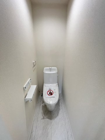 【トイレ】 | 福岡市中央区笹丘2丁目1期　2号棟（全5棟）【仲介手数料無料・0円】 | 現地写真。1階のトイレです。