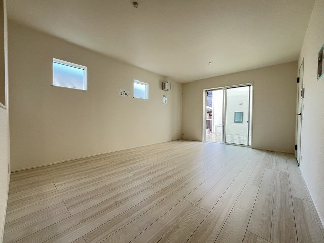 【居間・リビング】 | 福岡市中央区笹丘2丁目1期　2号棟（全5棟）【仲介手数料無料・0円】 | 現地写真。