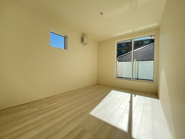 【寝室】 | 福岡市中央区笹丘2丁目1期　2号棟（全5棟）【仲介手数料無料・0円】 | 現地写真。2階主寝室です。