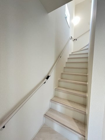 【内装】 | 福岡市中央区笹丘2丁目1期　2号棟（全5棟）【仲介手数料無料・0円】 | 現地写真。2階へ上がる階段です。手摺もついて安全ですね。