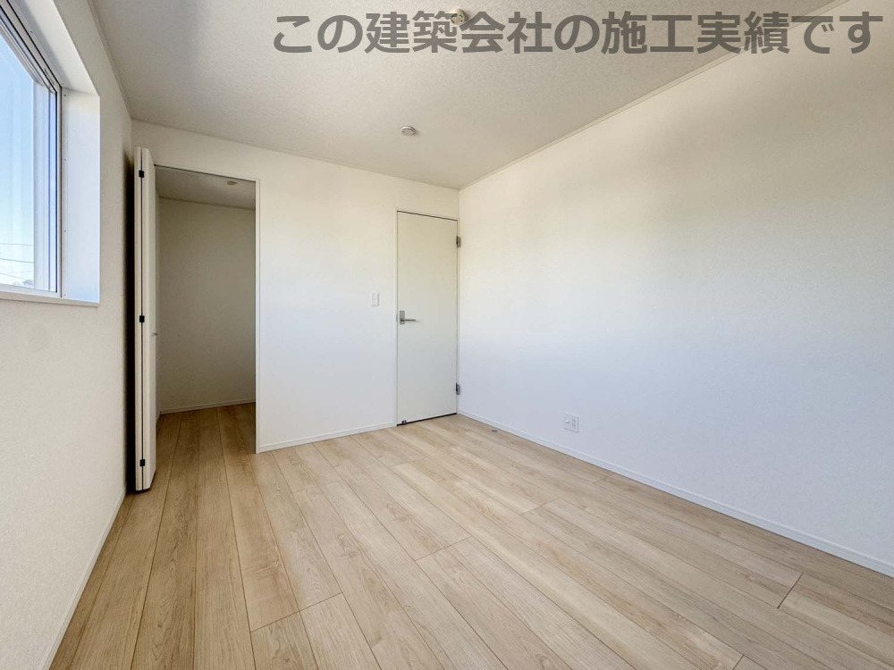 耐震+制震の家 高屋町：住宅性能取得物件 1号棟の洋室|各居室に収納を備えました