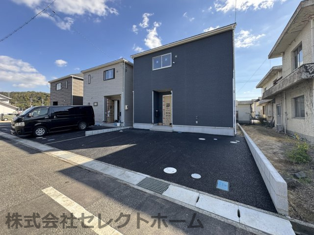 耐震+制震の家 高屋町：住宅性能取得物件 1号棟の外観|★先着順販売受付開始！
◎耐震+制震の家 高屋町：住宅性能取得物件 1号棟
★子育てグリーン住宅：40万円交付対象物件
◎高屋小学校徒歩14分
◎ゆめタウン小徒歩8分
◎子守唄の里高屋駅徒歩5分