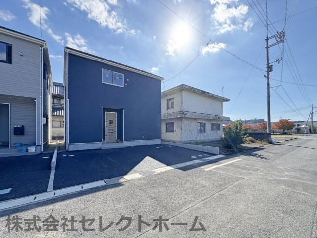 耐震+制震の家 高屋町：住宅性能取得物件 1号棟の玄関|■TVモニター 夜間の訪問者の顔も確認できるLEDライトを装備
■カードキー　カードやシールを近づけるだけで開け閉め出来る機能
■雨風に強い軽量アルミニウム仕上 インターホン 照明 ポスト 表札セット
