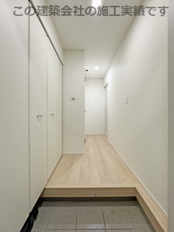 耐震+制震の家 高屋町：住宅性能取得物件 1号棟の玄関|大容量のシューズボックス