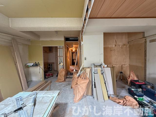 ファミール茅ヶ崎の居間・リビング|10月24日撮影　新規リフォーム中　11.9帖　LDK