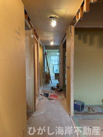 ファミール茅ヶ崎の内装|10月24日撮影　新規リフォーム中　廊下