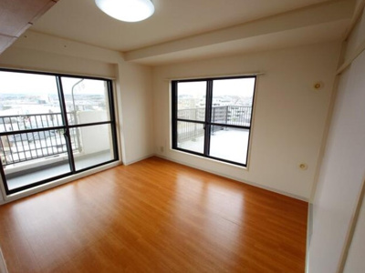 【洋室】 | ライオンズマンション武蔵藤沢 | 2面採光で陽当たりの良い室内です