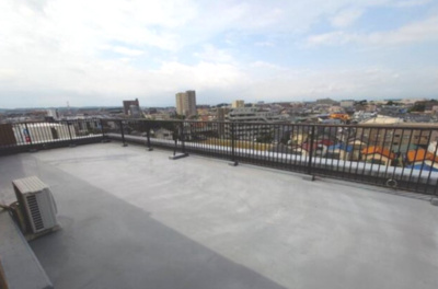 【バルコニー】 | ライオンズマンション武蔵藤沢 | 広々とした屋外スペースが手に入るルーフバルコニー付き