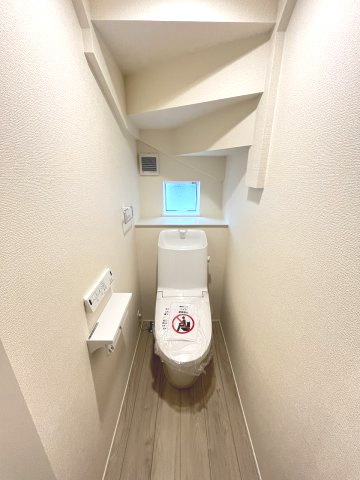 【トイレ】 | 福岡市中央区笹丘2丁目1期　3号棟（全5棟）【仲介手数料無料・0円】 | 現地写真。1階のトイレです。
