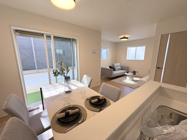 【居間・リビング】 | 福岡市中央区笹丘2丁目1期　3号棟（全5棟）【仲介手数料無料・0円】 | 施工例。施工例は完成時と異なる場合があります。