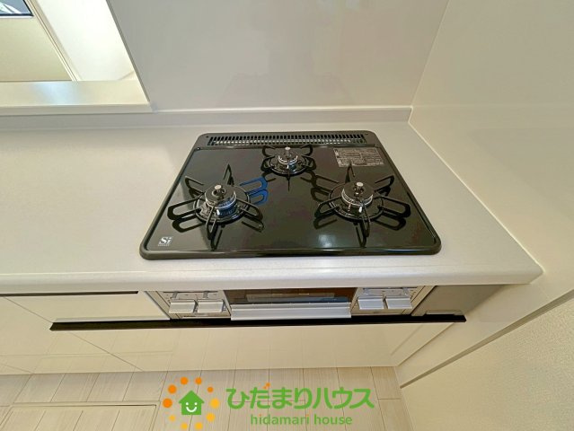 久喜佐間　新築一戸建て　01　リーブルガーデンの設備|３口コンロで料理も捗ります！！