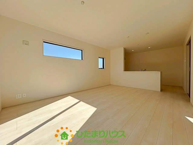 久喜佐間　新築一戸建て　01　リーブルガーデンの居間・リビング|１６帖の使いやすいLDKです！
