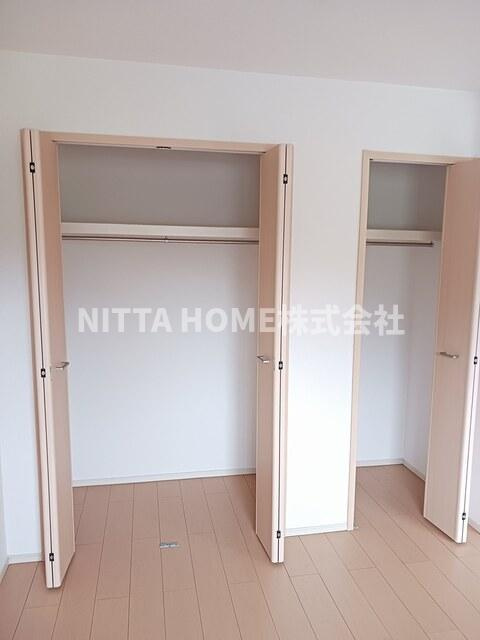 ブライト岡崎の収納|洋室にたっぷりの収納が備え付けられています!(^^)!