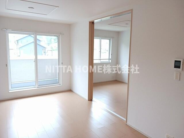 ブライト岡崎の居間・リビング|南向きのバルコニーがついているリビングルームです◎