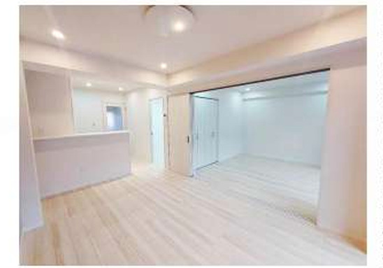 シャトウ鶴ヶ岡の居間・リビング|料理をしながら会話を楽しめる対面キッチン