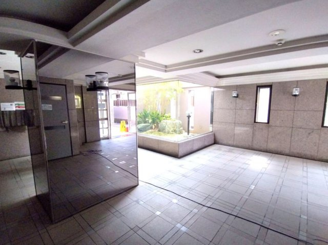 サーパス柏のエントランス