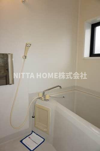 ピュア・コートの浴室|お風呂には小窓が付いており換気もバッチリ○