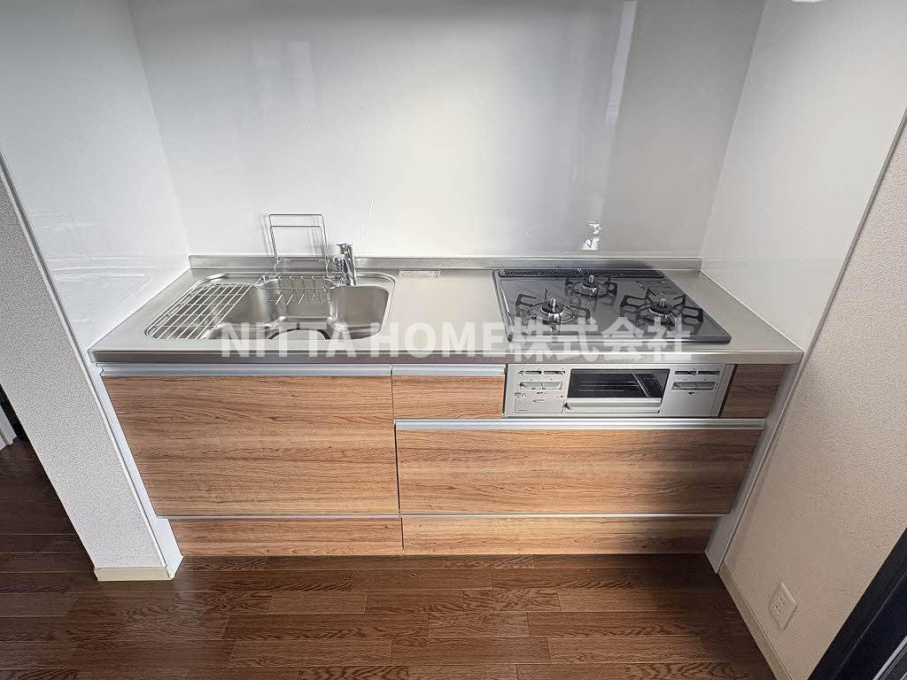 ピュア・コートのキッチン|３口コンロ付きのキッチンです♪