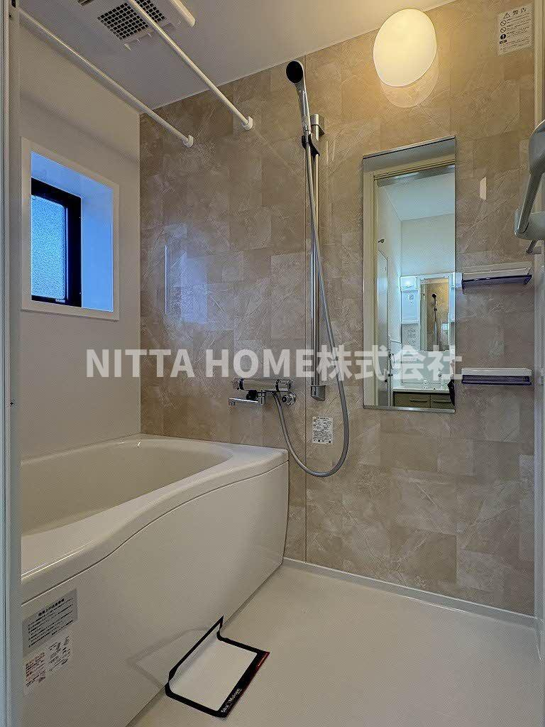 ピュア・コートの浴室|お風呂には小窓が付いており換気もバッチリ○