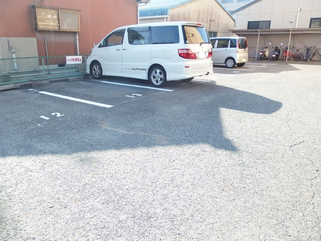 メゾンアイリスの駐車場